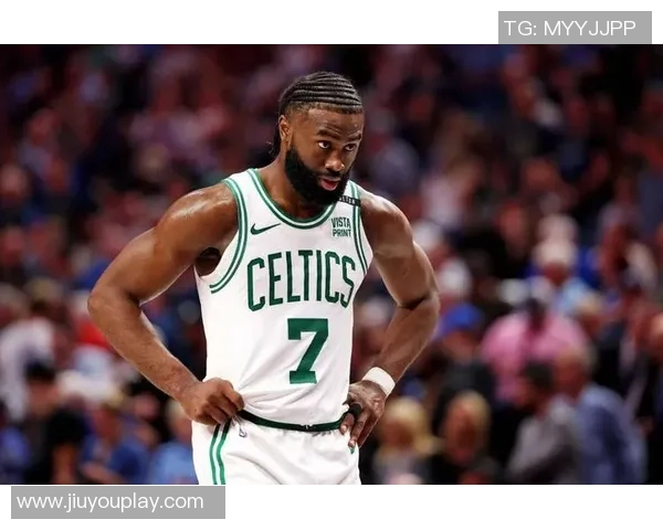 杰伦布朗全能表现助力球队稳定胜利30分10板5助3断展现全面实力